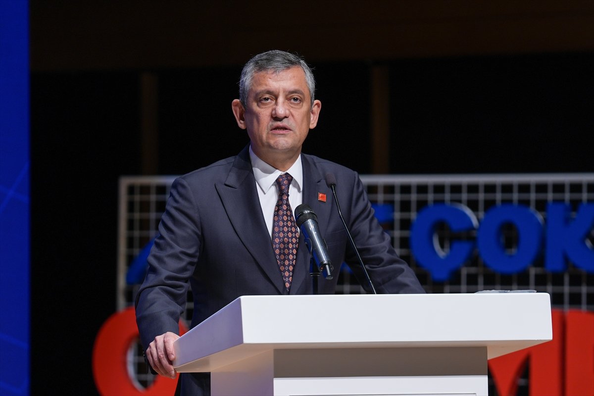 CHP Genel Başkanı Özel, İzmir'de temel atma ve toplu açılış törenine katıldı: