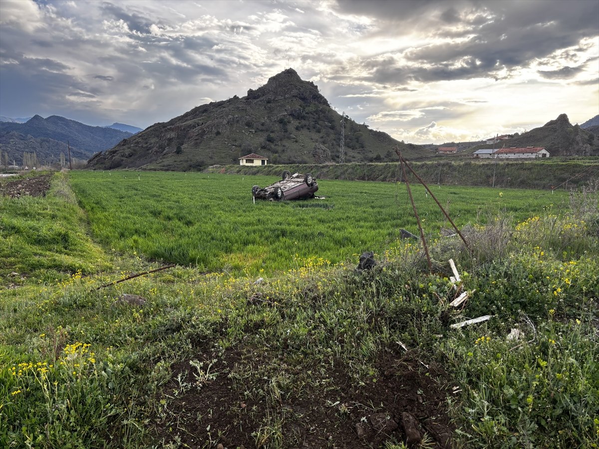 Çorum'da devrilen otomobilin sürücüsü yaralandı