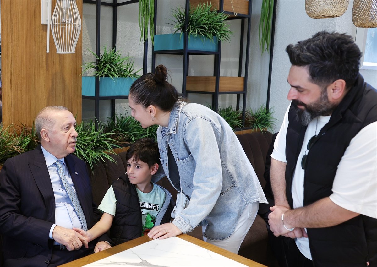 Cumhurbaşkanı Erdoğan, Beyoğlu'nda bir kafede vatandaşlarla sohbet etti