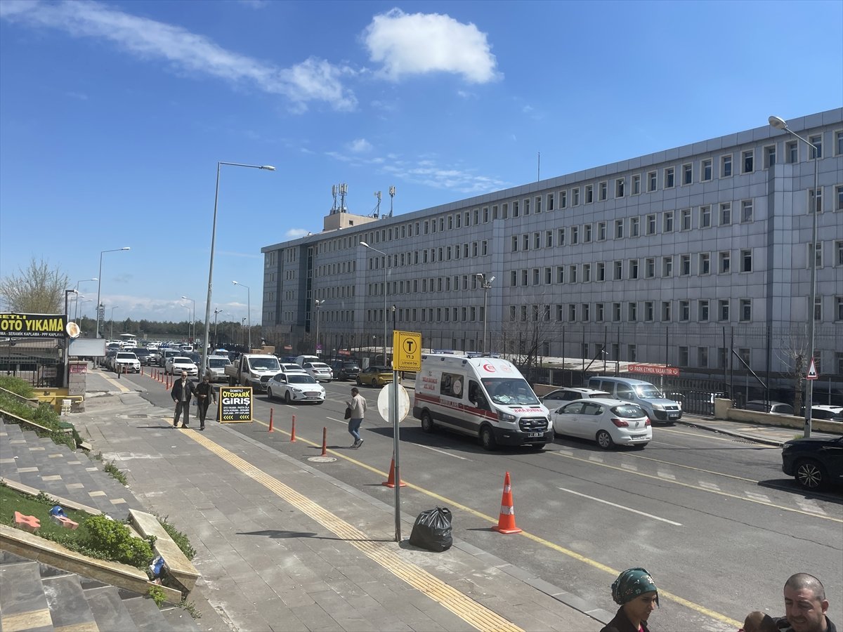 Diyarbakır Adliyesi ek binası önünde çıkan bıçaklı kavgada 3 kişi yaralandı