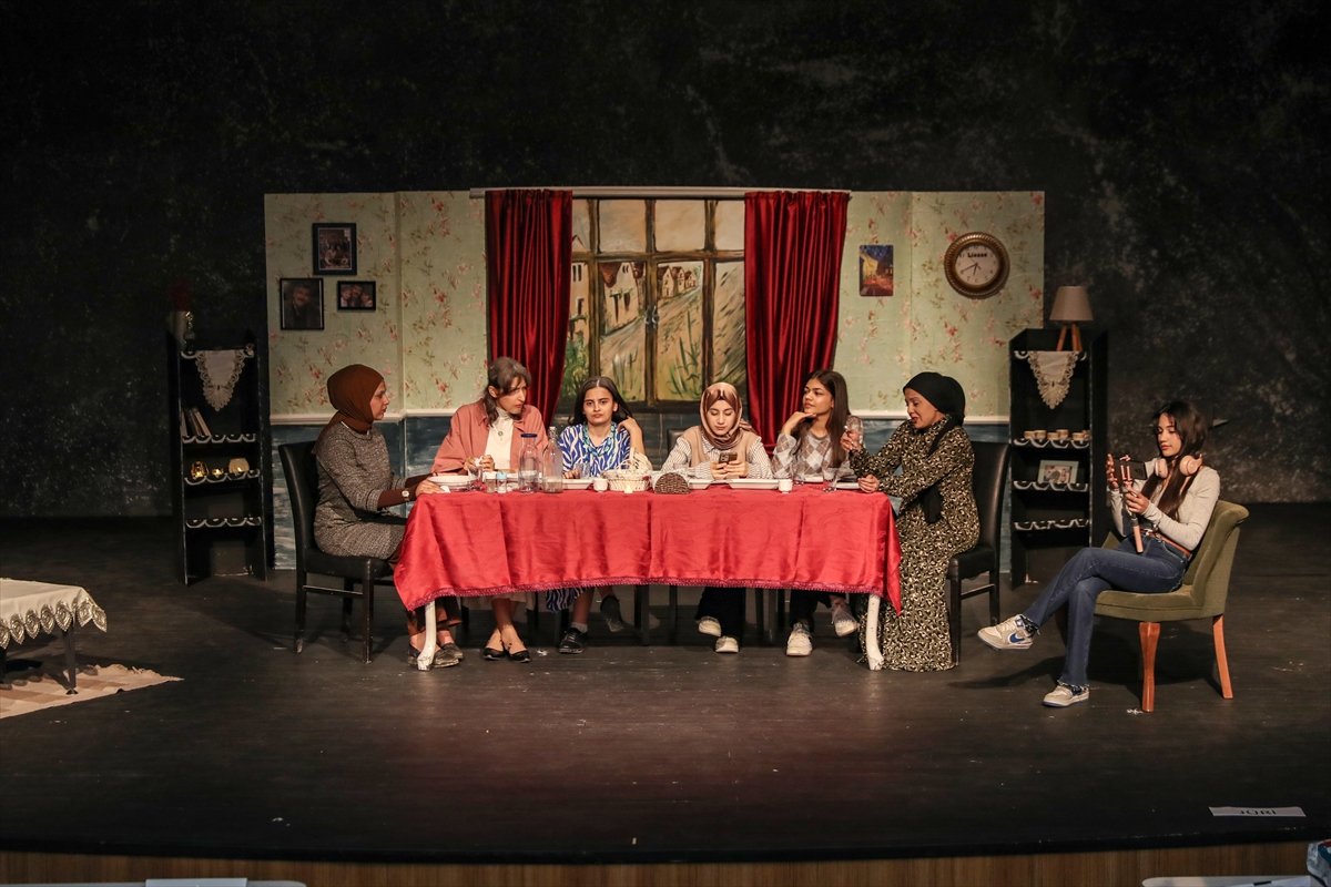 Diyarbakır'da öğrenciler 'aile' temasını İngilizce oyunla sahneye taşıyor