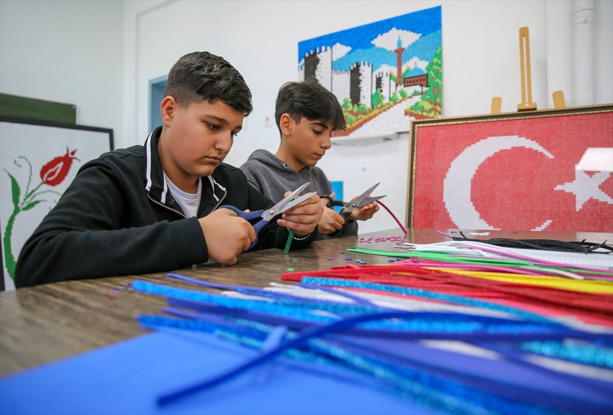 Diyarbakır'da ortaokul öğrencileri yapay zeka destekli görsel tasarımlar yapıyor