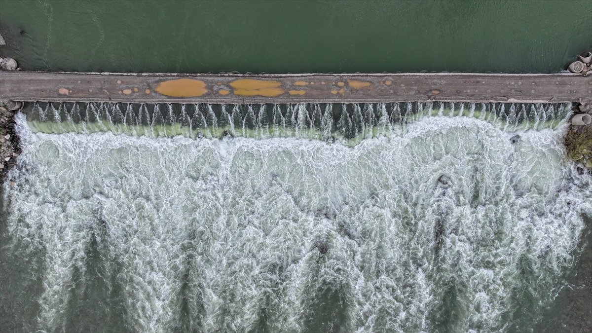 Diyarbakır'da su altında kalan tarım arazileri ve yol dronla görüntülendi