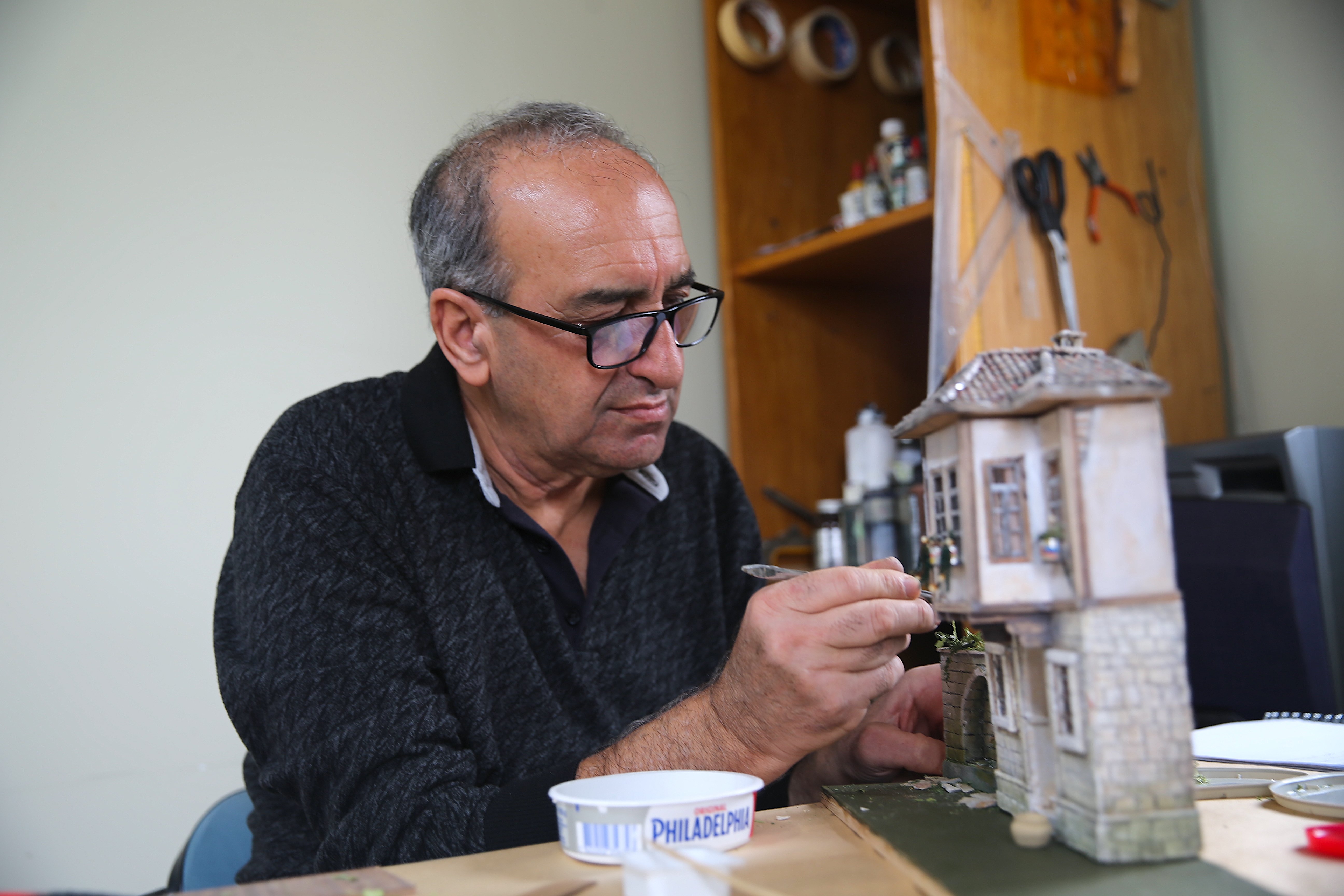 Doğadan topladığı atıkları diorama yöntemiyle üç boyutlu eserlere dönüştürüyor