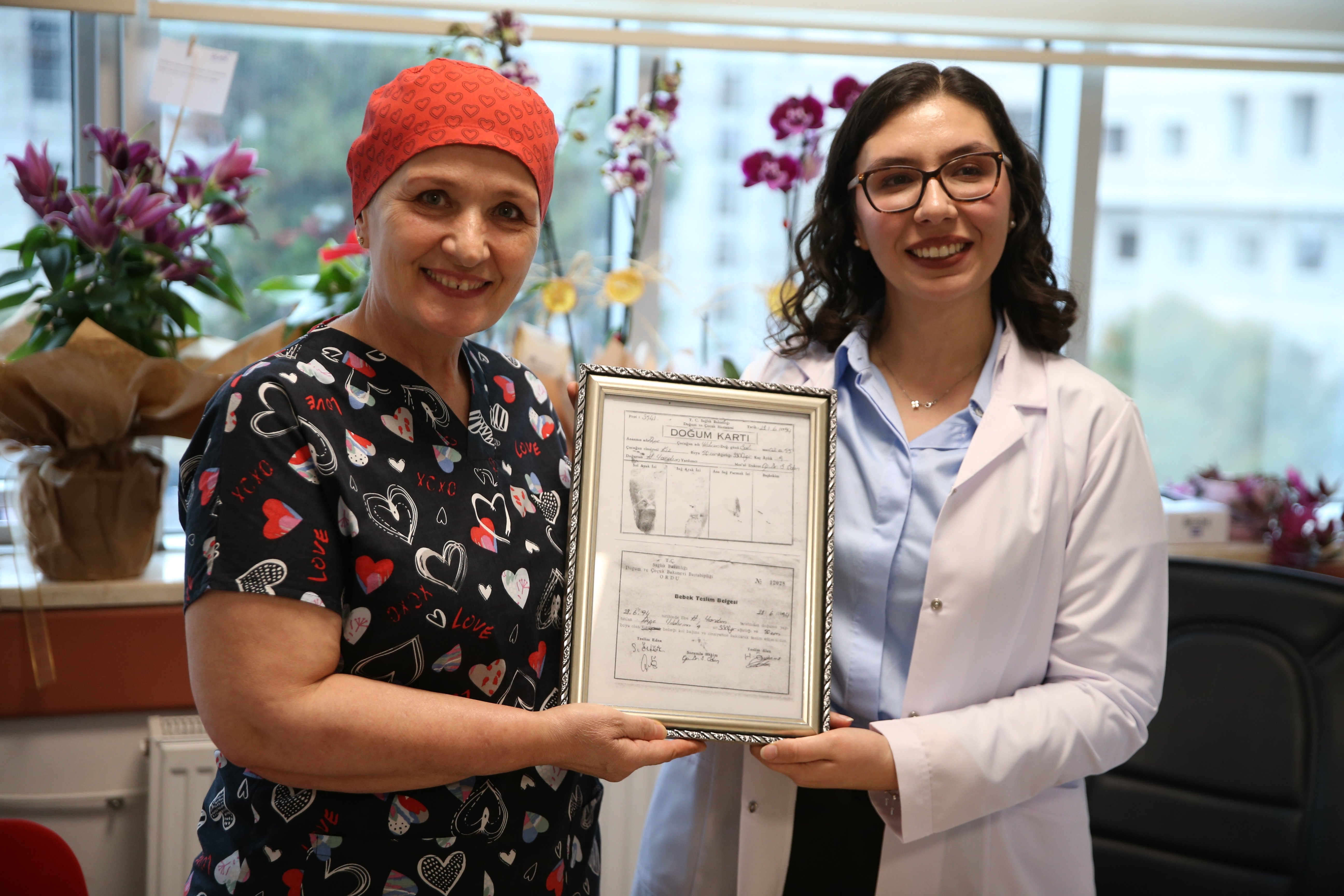 Doğduğu hastaneye atanan doktor, ebe annesiyle birlikte mesai yapıyor