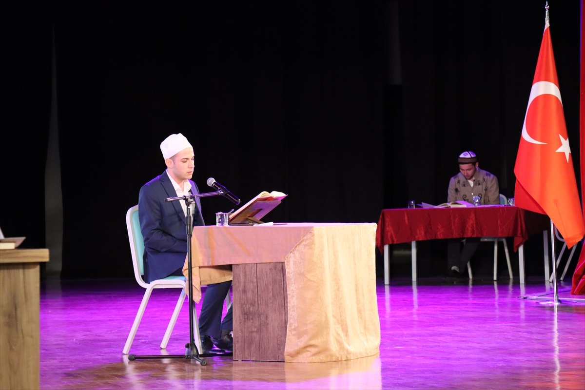 Doğu Anadolu'dan üniversiteliler Erzincan'da Kur'an-ı Kerim'i güzel okumak için yarıştı