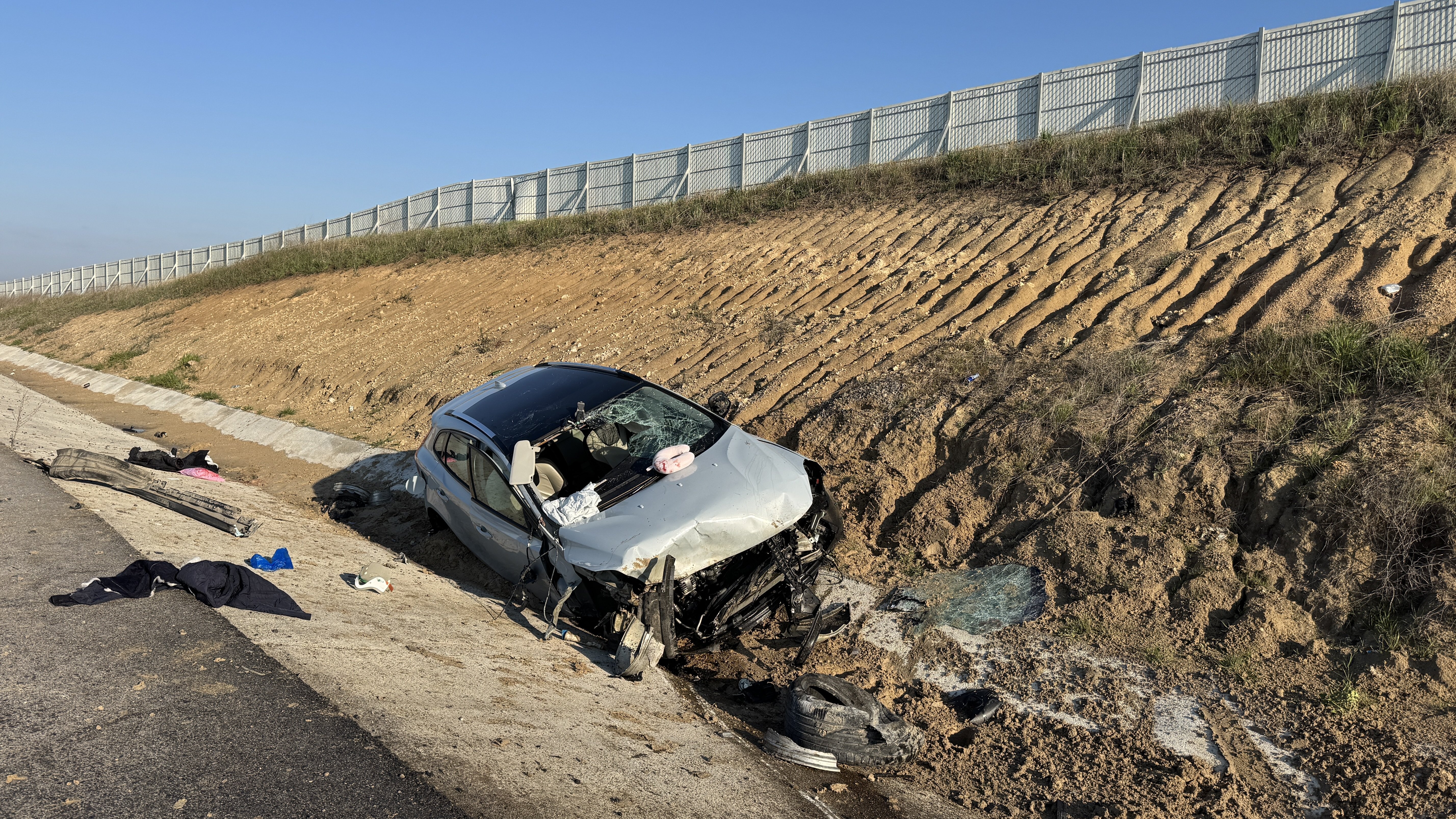 Edirne'de devrilen otomobildeki 4 kişi yaralandı