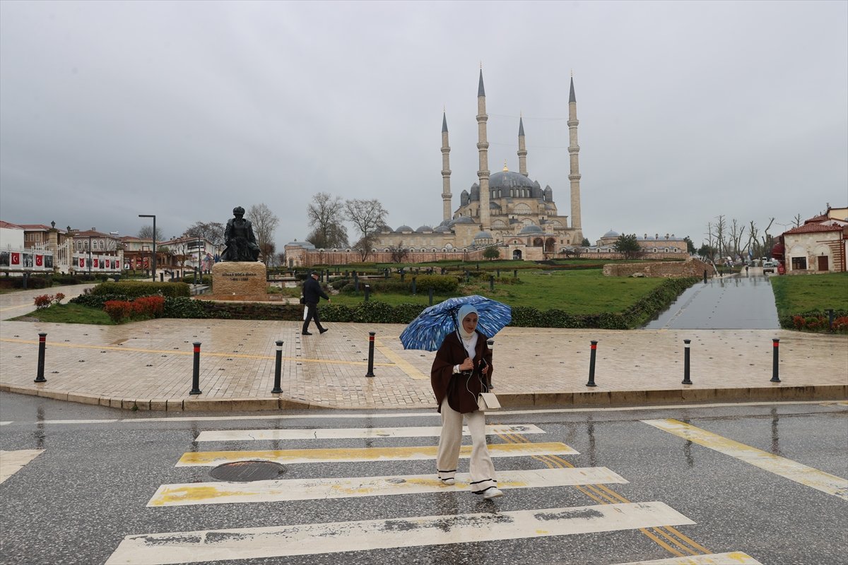 Edirne'de sağanak hayatı olumsuz etkiledi
