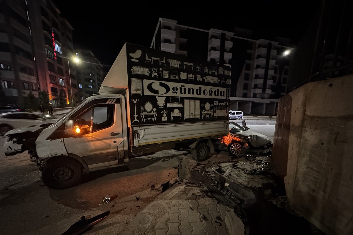 Elazığ'da kamyonet ile otomobilin çarpıştığı kazada 5 kişi yaralandı