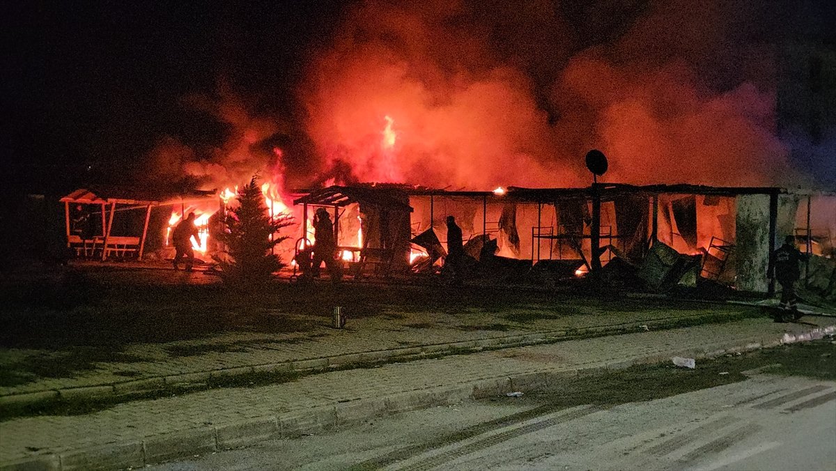 Erzincan'da inşaat alanındaki işçi konteynerleri yangında kullanılamaz hale geldi