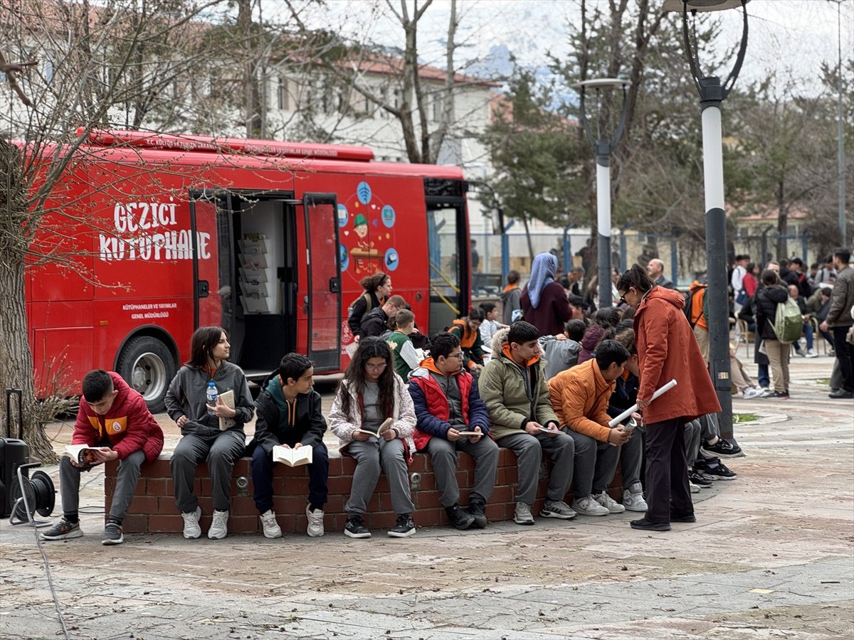 Erzincan'da öğrenciler Kütüphane Haftası'nı açık havada kitap okuyarak kutladı