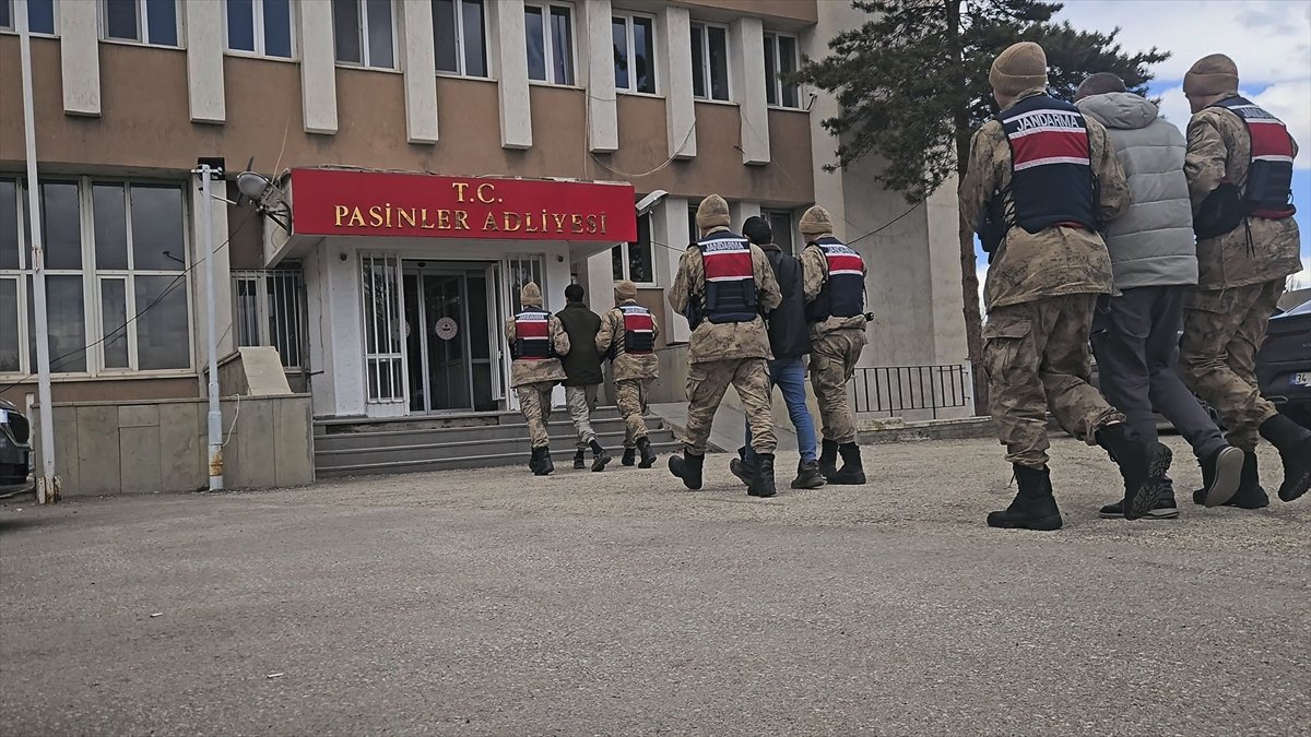 Erzurum'da 54 düzensiz göçmen yakalandı, göçmen kaçakçılığı iddiasıyla 6 zanlı tutuklandı