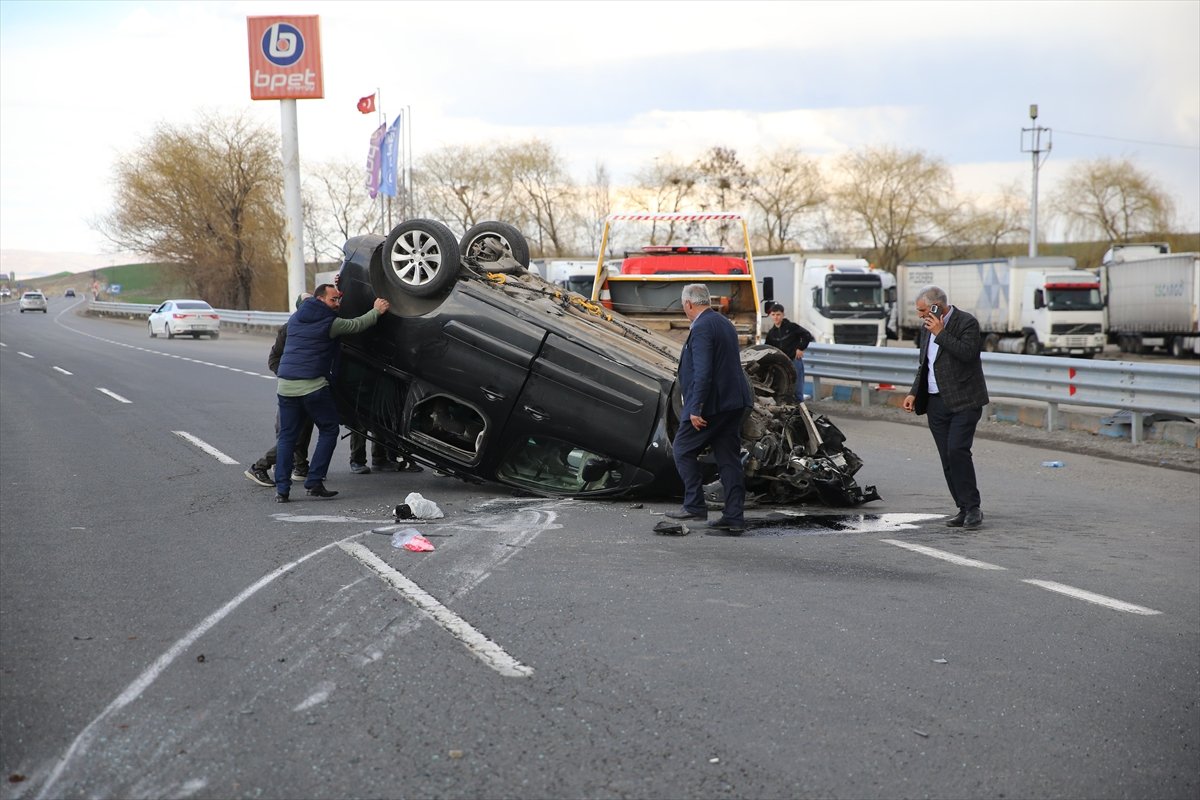Erzurum'da hafif ticari aracın otomobile çarpması sonucu 4 kişi yaralandı