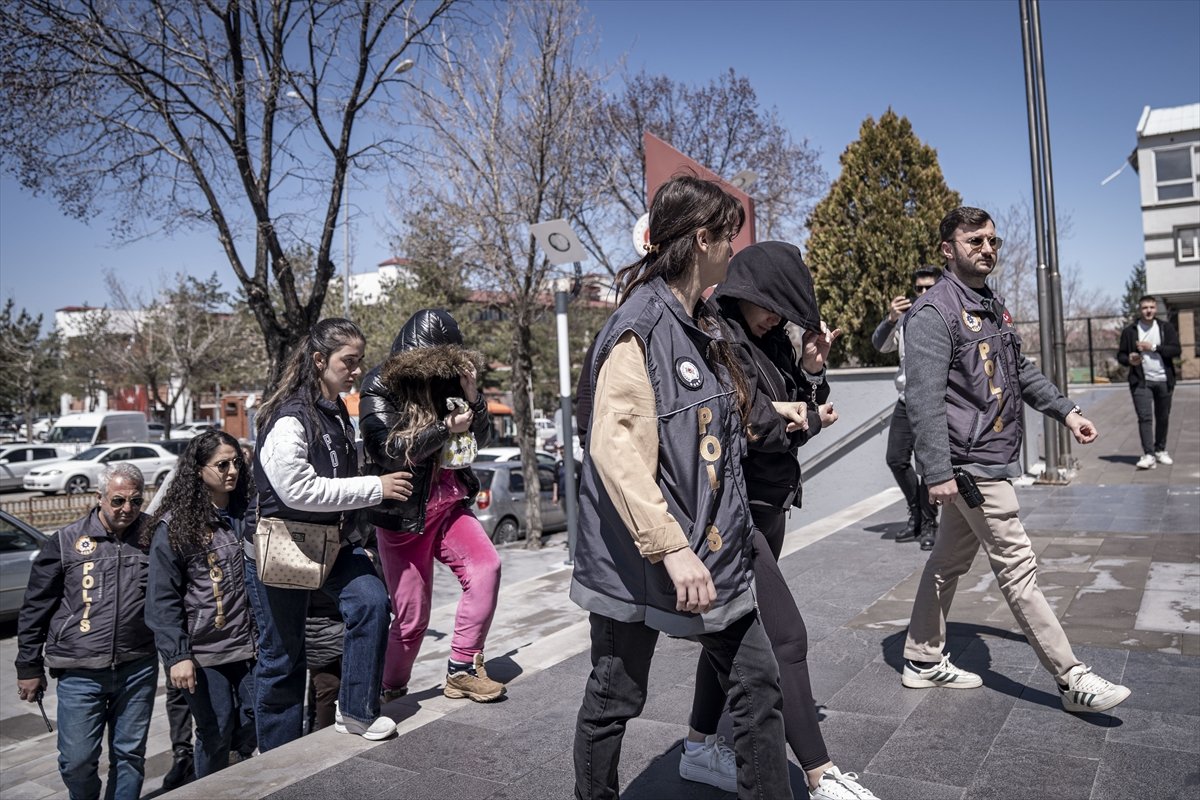 Erzurum'da masaj salonlarına düzenlenen fuhuş operasyonunda 10 şüpheli yakalandı