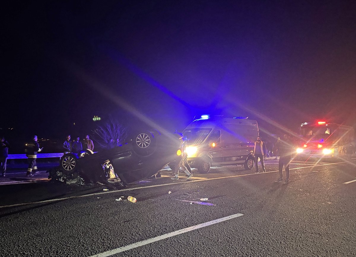 Erzurum'da otomobil ile traktörün çarpışması sonucu 3 kişi yaralandı