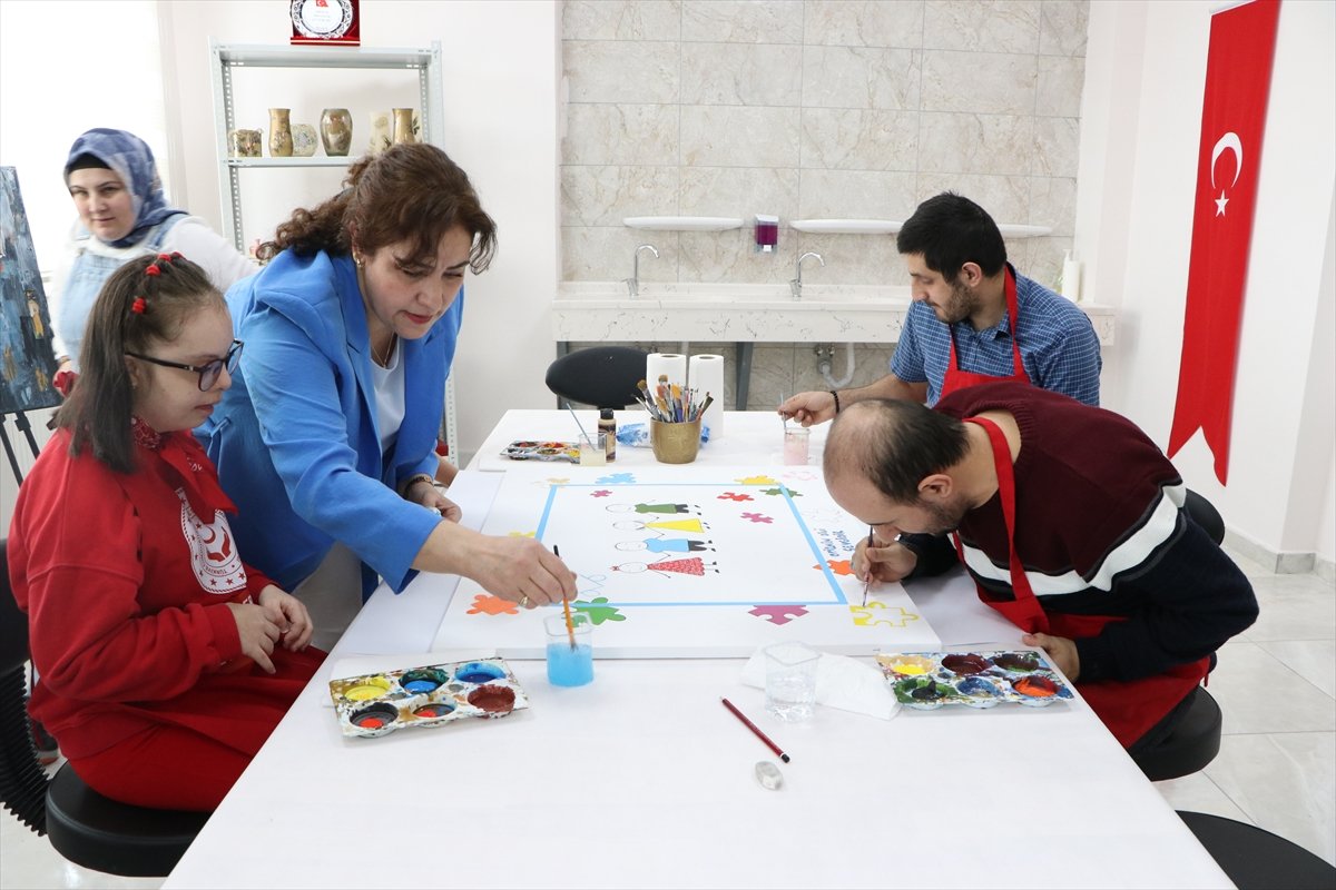 Erzurum'da özel bireyler gökyüzüne bıraktıkları mavi balonlarla otizme dikkati çekti