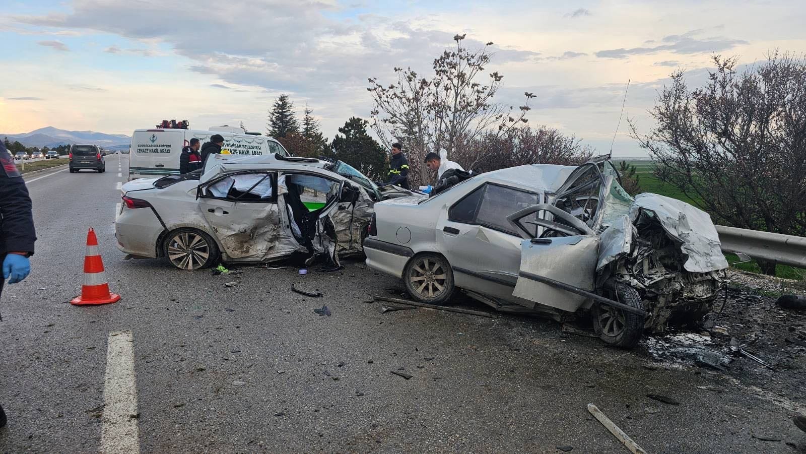 Eskişehir'de iki otomobilin çarpıştığı kazada 4 kişi öldü, 2 kişi yaralandı