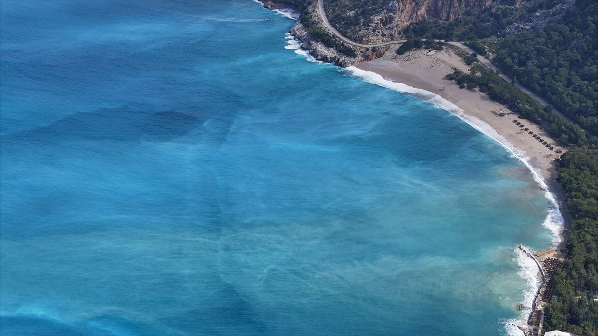 Fethiye'de sağanak sonrası Ölüdeniz turkuaz renge büründü