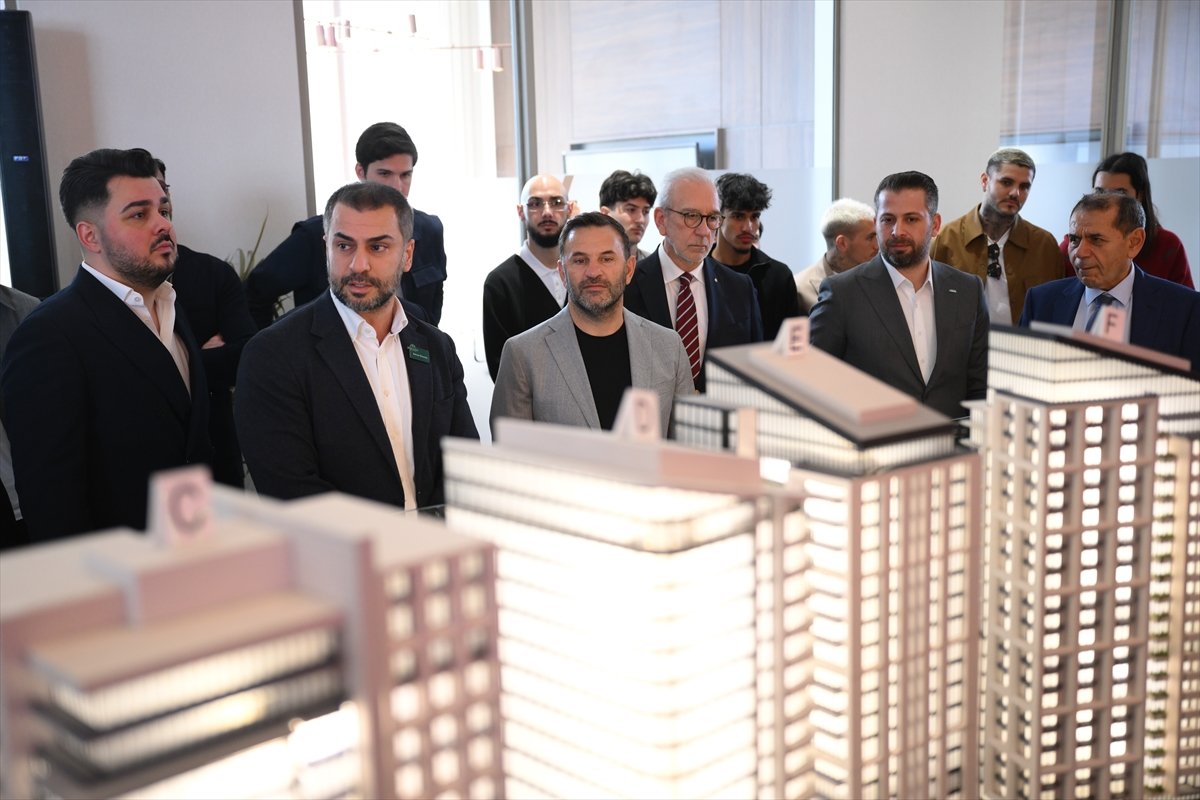 Galatasaray'da Dursun Özbek ve Okan Buruk, A Milli Futbol Takımı'nı kutladı