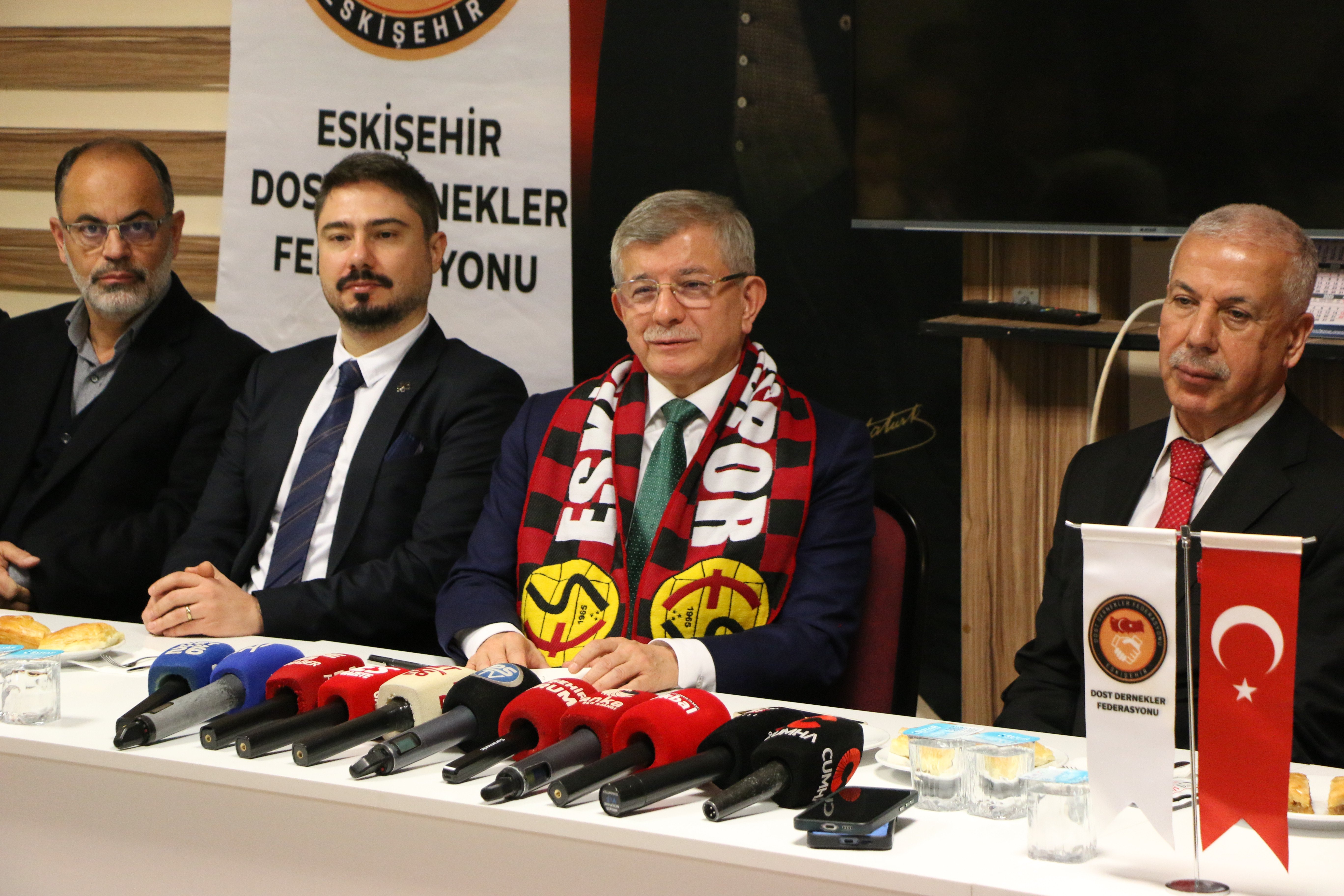 Gelecek Partisi Genel Başkanı Davutoğlu, Eskişehir Dost Dernekleri Federasyonu ziyaretinde konuştu: