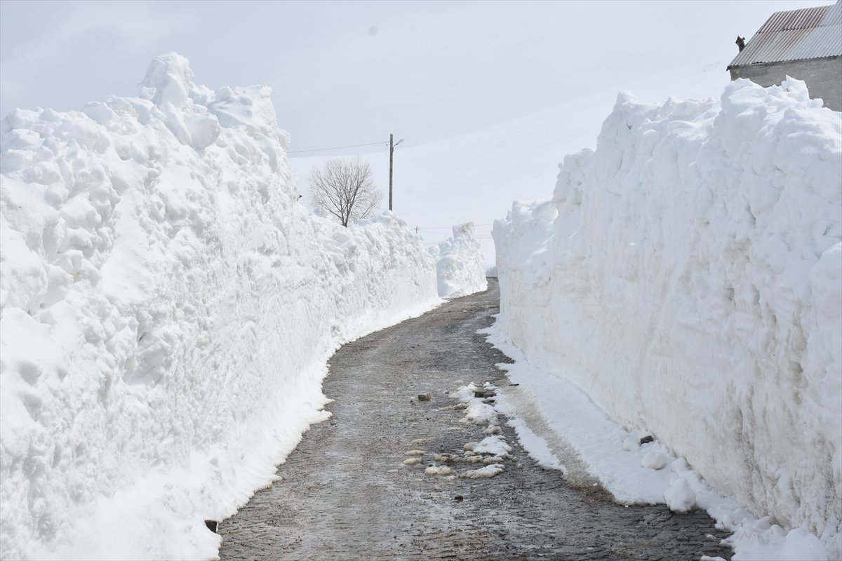 Gümüşhane'de nisanda karla mücadele sürüyor