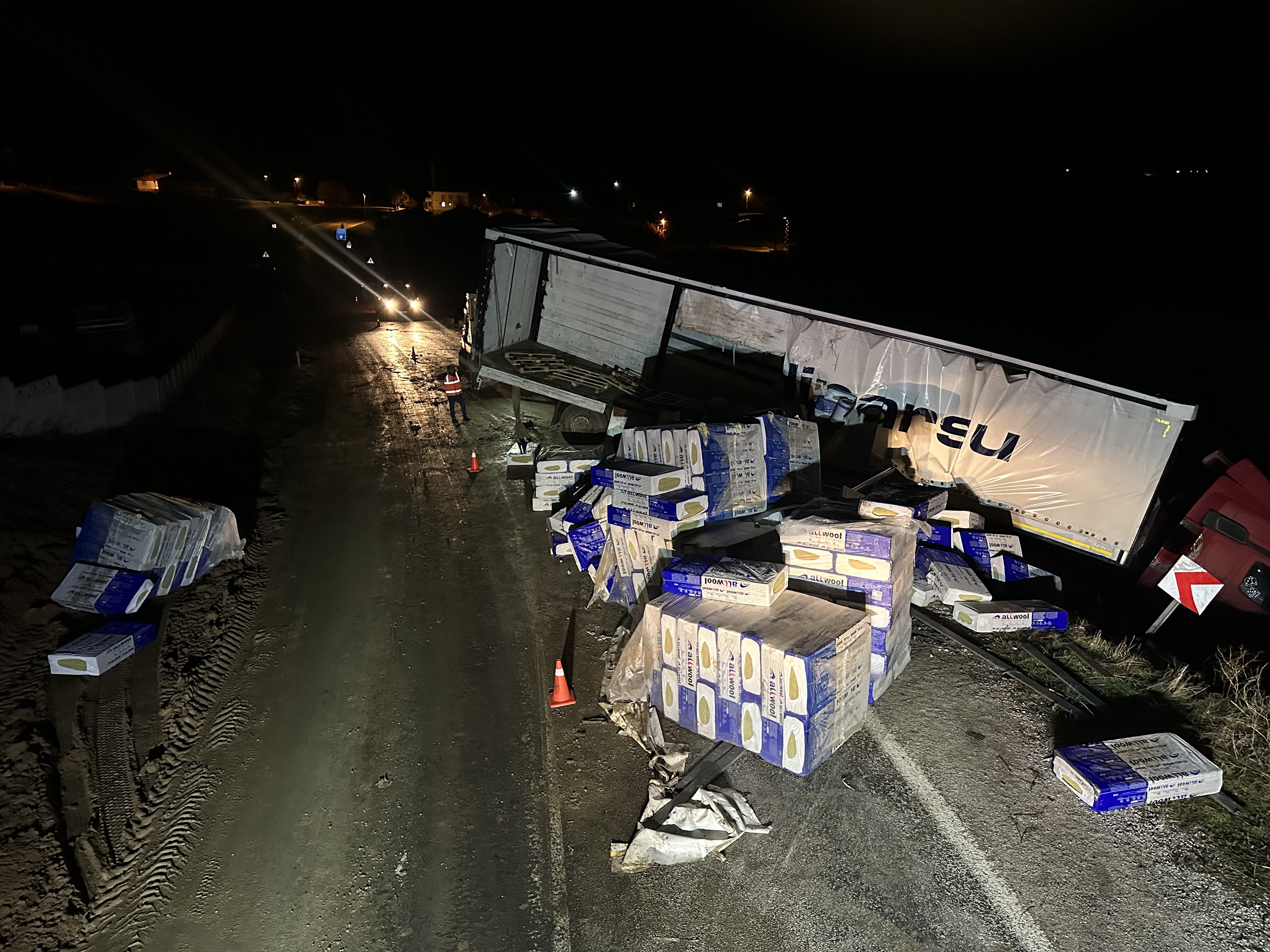 GÜNCELLEME - Çorum'da tırın devrilmesi sonucu kapanan Kırıkkale-Tokat kara yolu ulaşıma açıldı