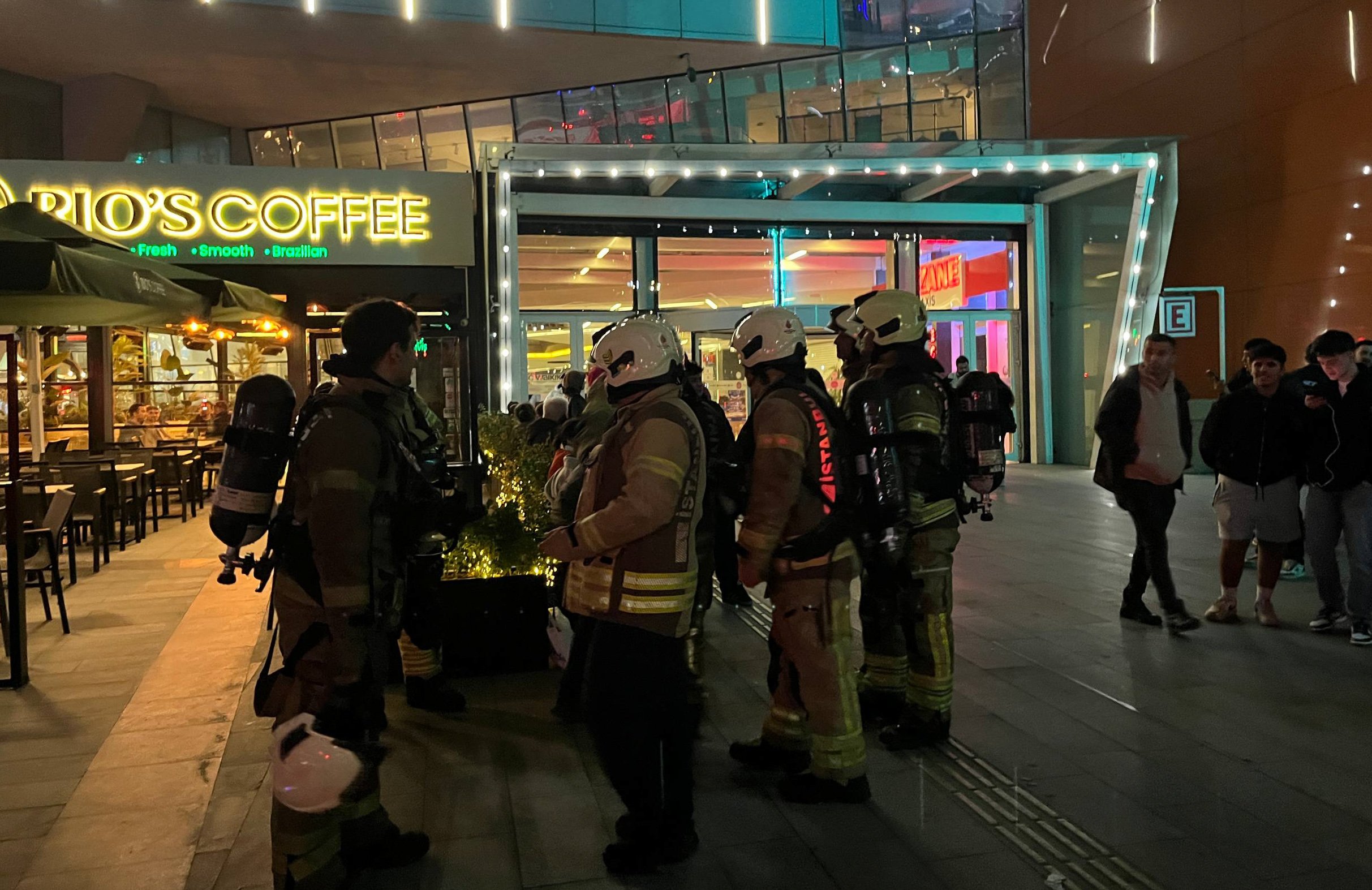 GÜNCELLEME - Kağıthane'de alışveriş merkezinde çıkan yangın söndürüldü