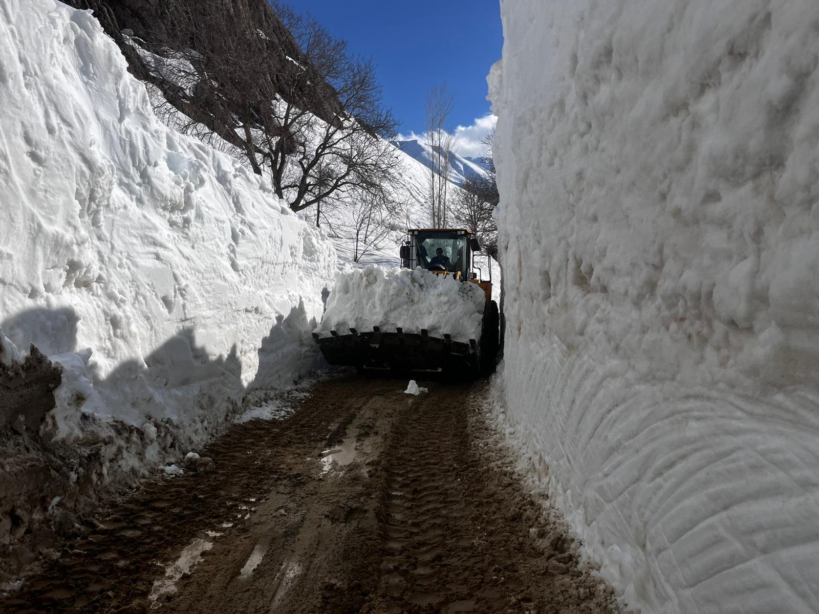 Hakkari'de karla mücadele sürüyor