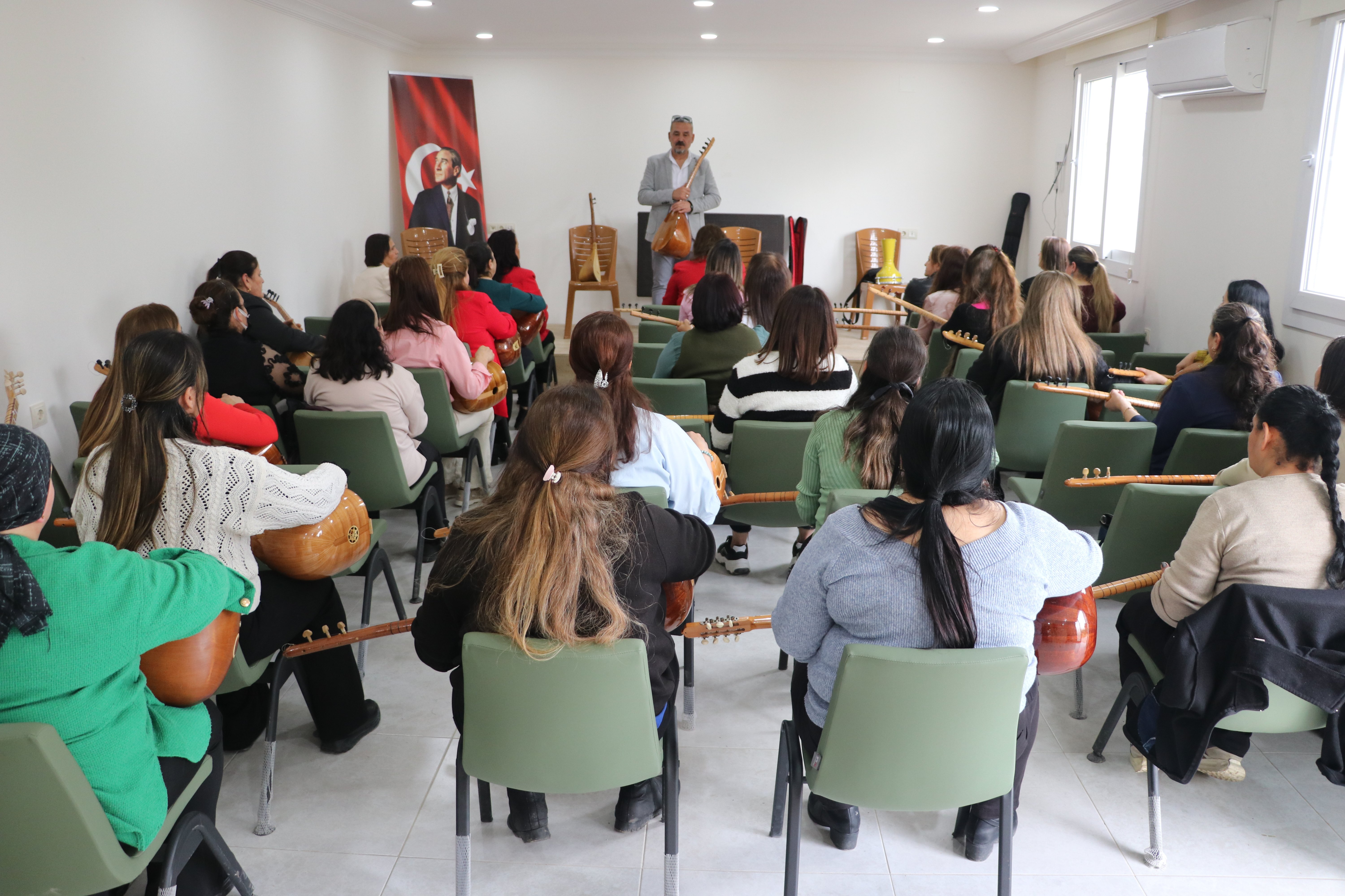 Halil öğretmen depremzede kadınlara bağlama kursuyla moral oluyor