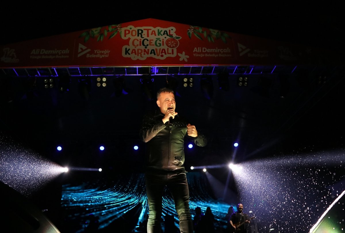 Haluk Levent, Adana'daki Uluslararası Portakal Çiçeği Karnavalı'nda sahne aldı