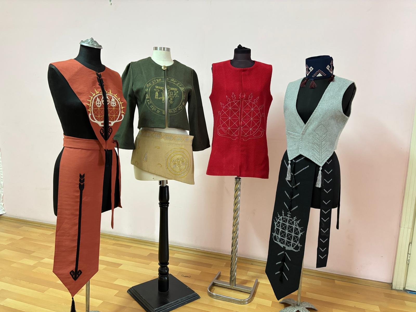 Hititlerin binlerce yıllık sembolleri kadınların el emeğiyle kıyafetlere işleniyor