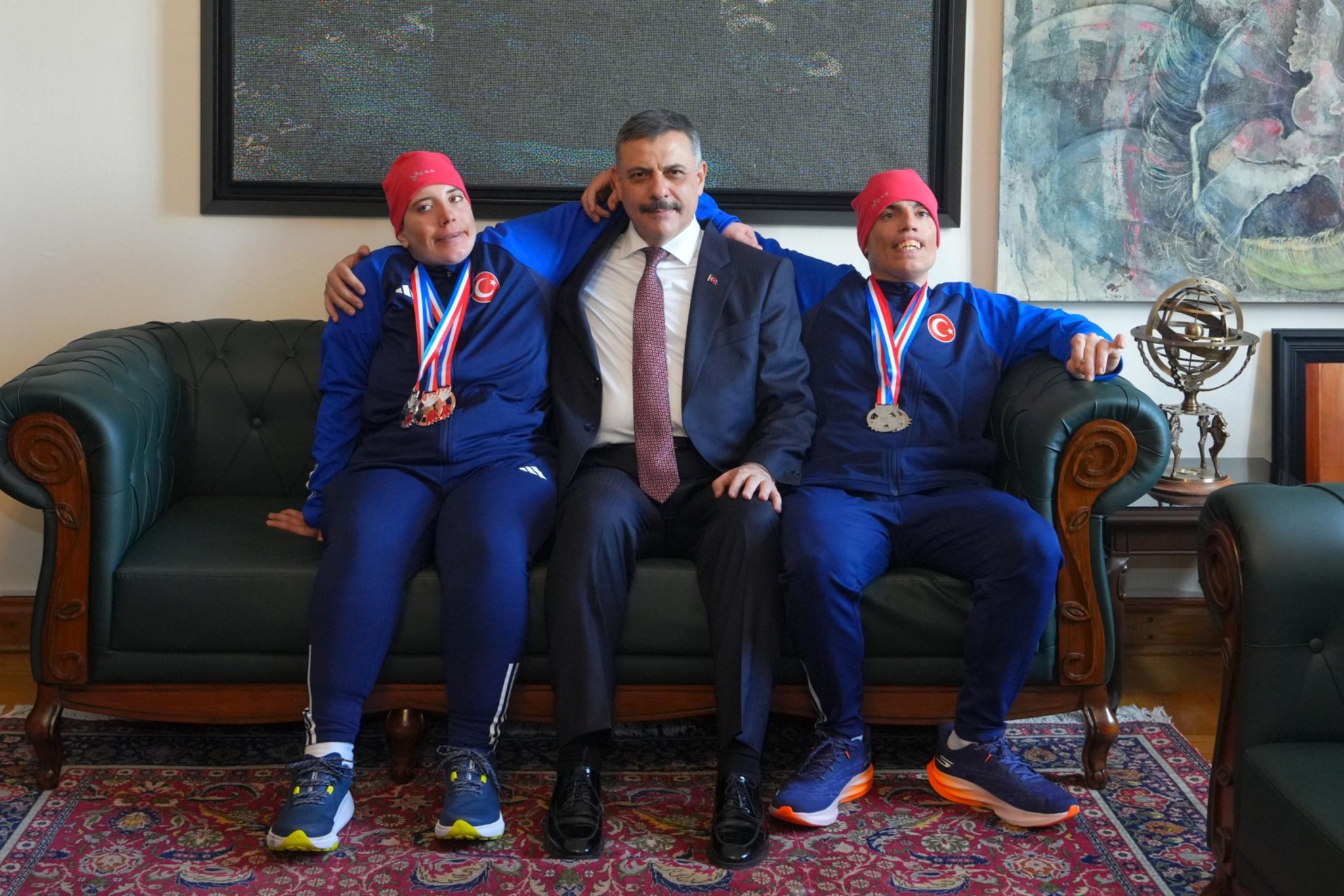 İçişleri Bakanı Çiftçi, Avusturya ve Fransa'da madalya kazanan otizmli ikiz kayakçıları kabul etti: