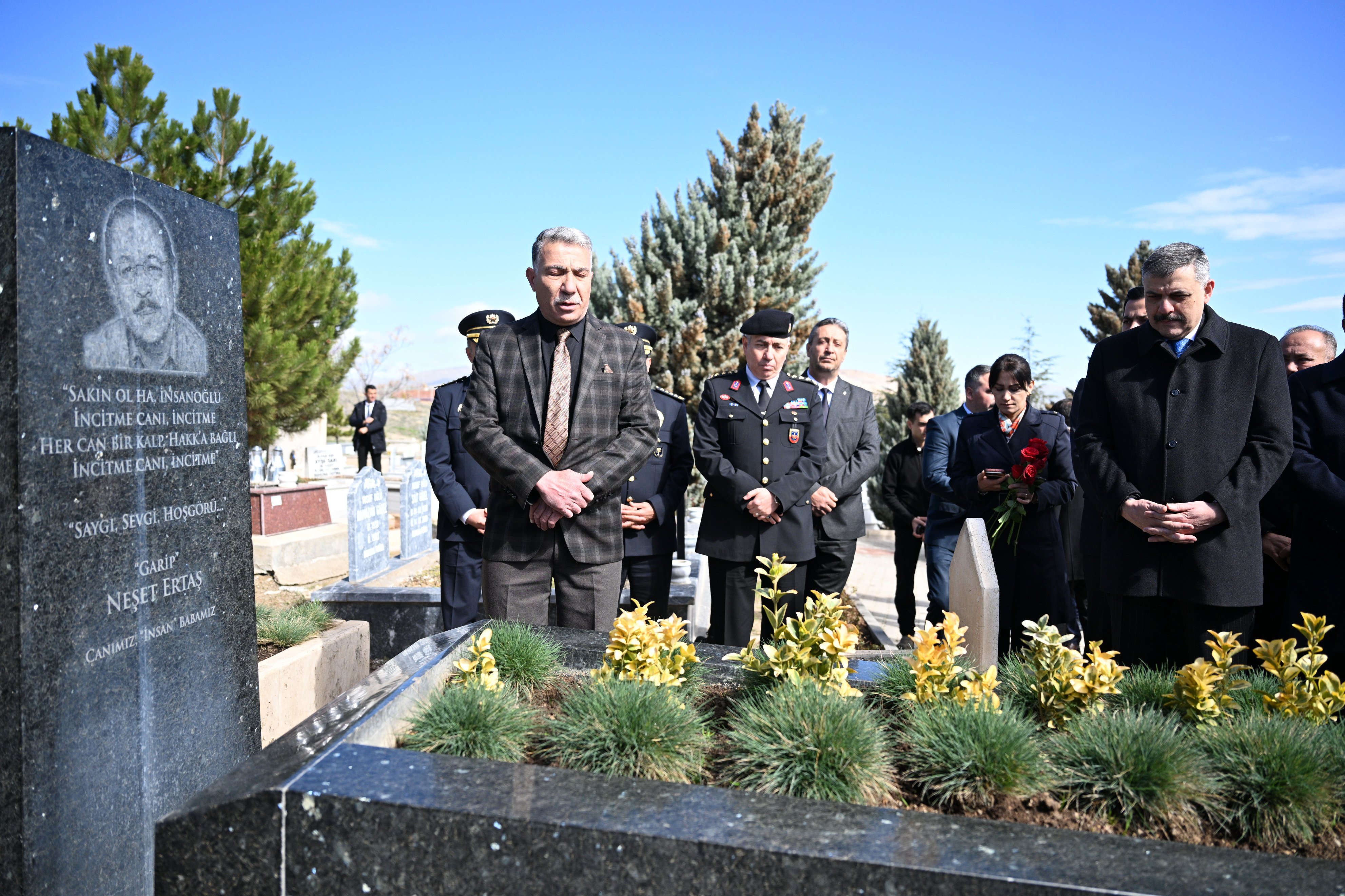 İçişleri Bakanı Çiftçi, Neşet Ertaş'ın kabrini ziyaret etti