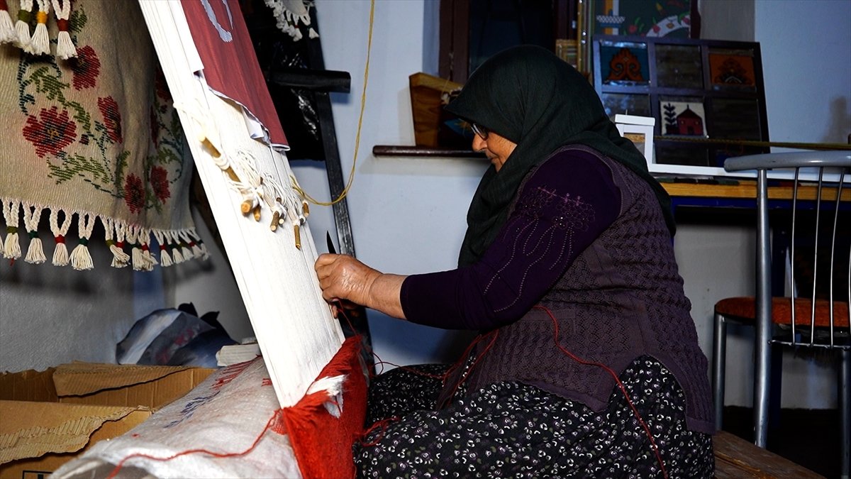 Isparta'da halı dokumacılığıyla geçen 66 yıllık ömür