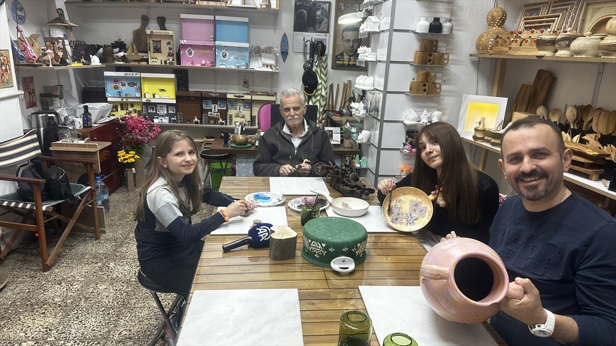 Isparta'da üç kuşaktır atık ahşap sanata dönüşüyor