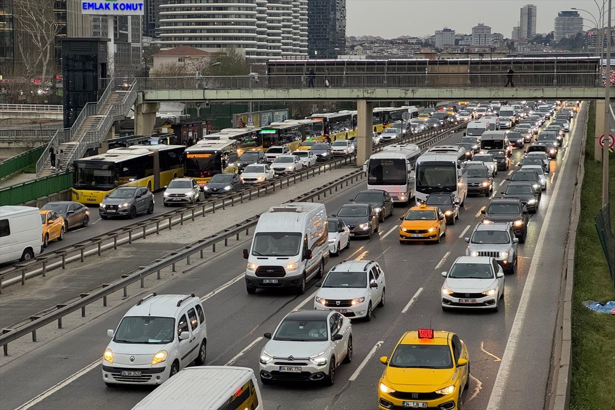 İstanbul'da akşam saatlerinde trafik yoğunluğu yüzde 83'e yükseldi