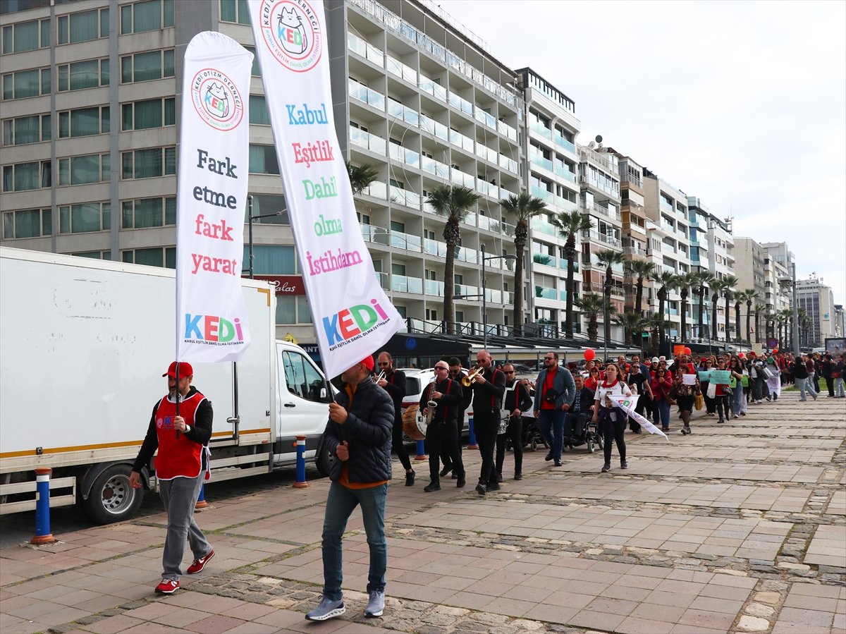 İzmir'de otizm farkındalığı için yürüyüş düzenlendi