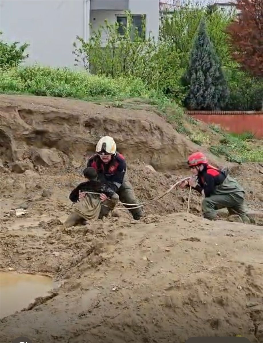 İzmir'de oyun oynarken çamura saplanan iki çocuk kurtarıldı