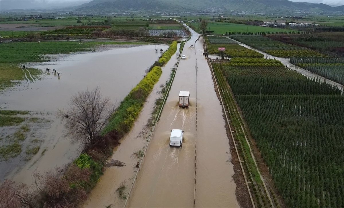 İzmir'de sağanak nedeniyle tarım arazileri ve kara yolu su altında kaldı