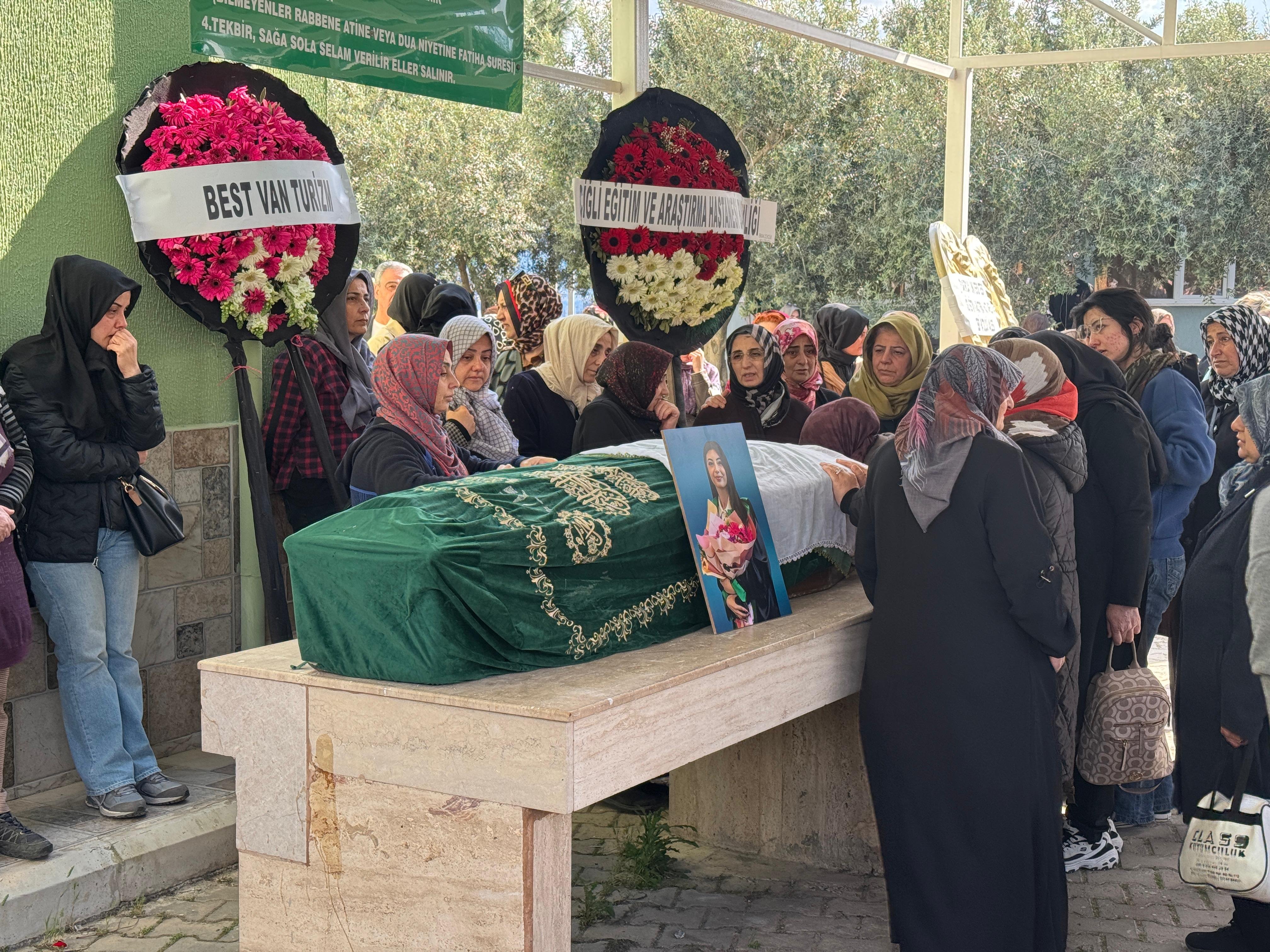 İzmir'deki trafik kazasında ölen genç doktor, son yolculuğuna uğurlandı