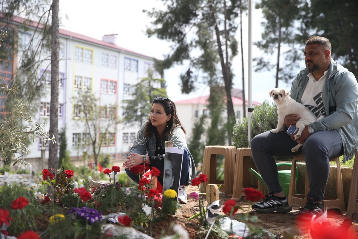 Kahramanmaraş'taki okul saldırısında hayatını kaybeden öğrenciler mezarları başında anılıyor