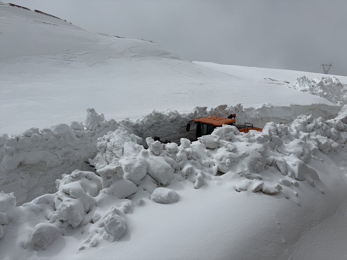 'Kar kaplanları' Erzincan'da metrelerce yükseklikteki karla mücadele ediyor