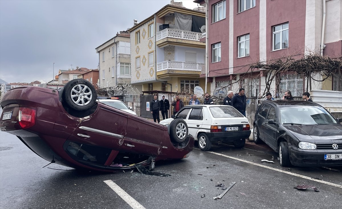 Kayseri'de park halindeki otomobile çarpıp devrilen araçtaki 2 kişi yaralandı