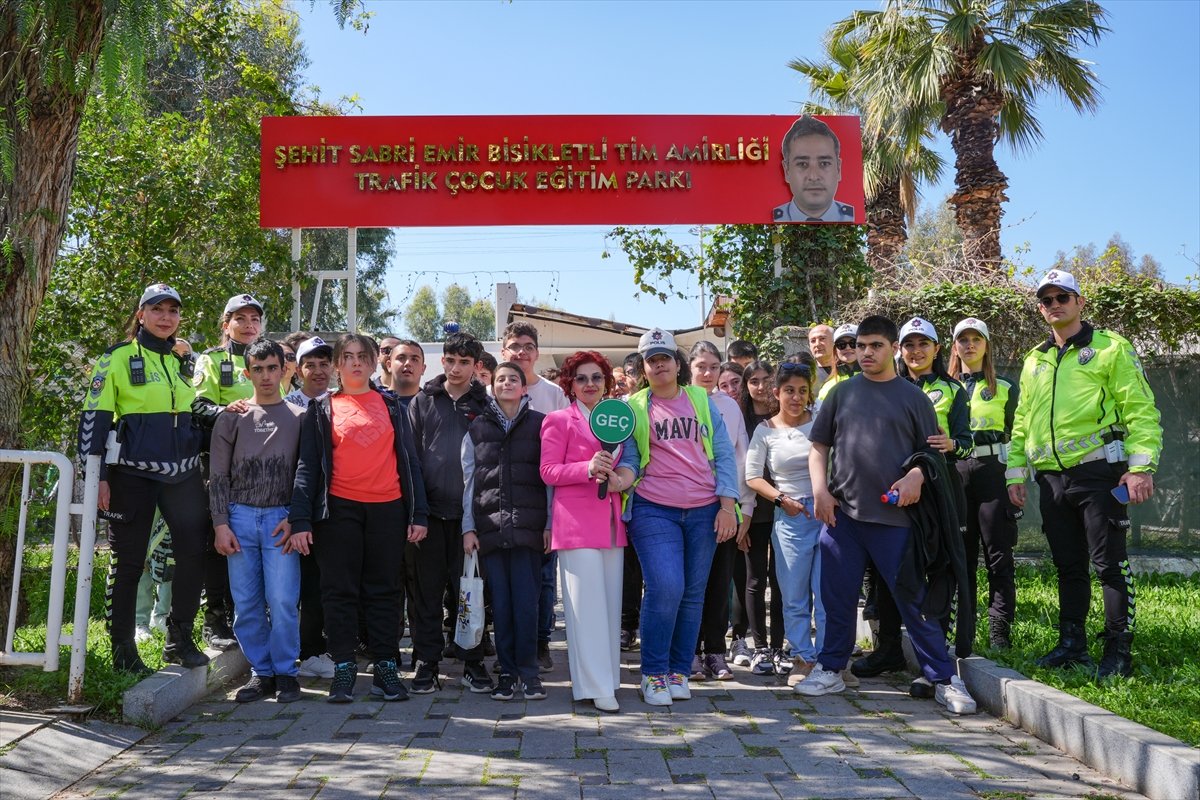 Kazada şehit olan trafik polisinin eşi, öğrencilere trafik bilinci aşılıyor