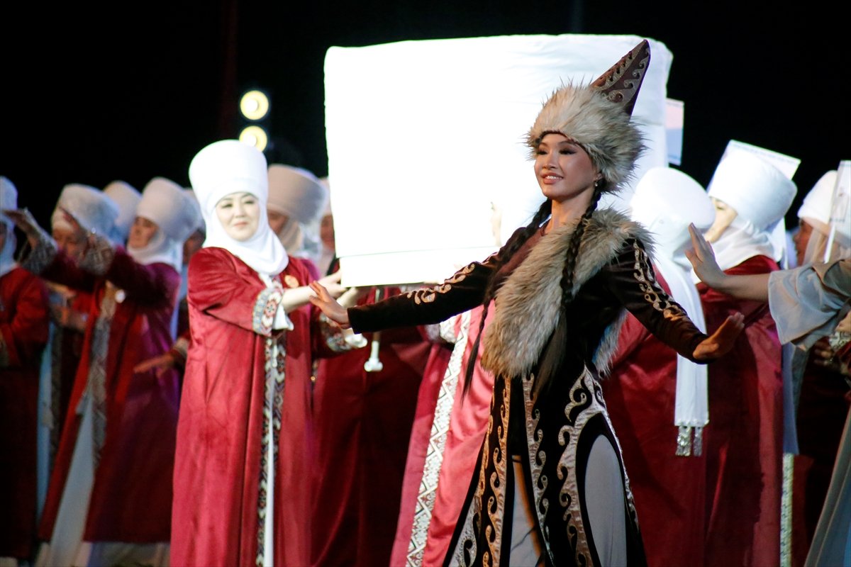 Kırgızistan'da başörtüsü 'eleçek' sahneye taşındı