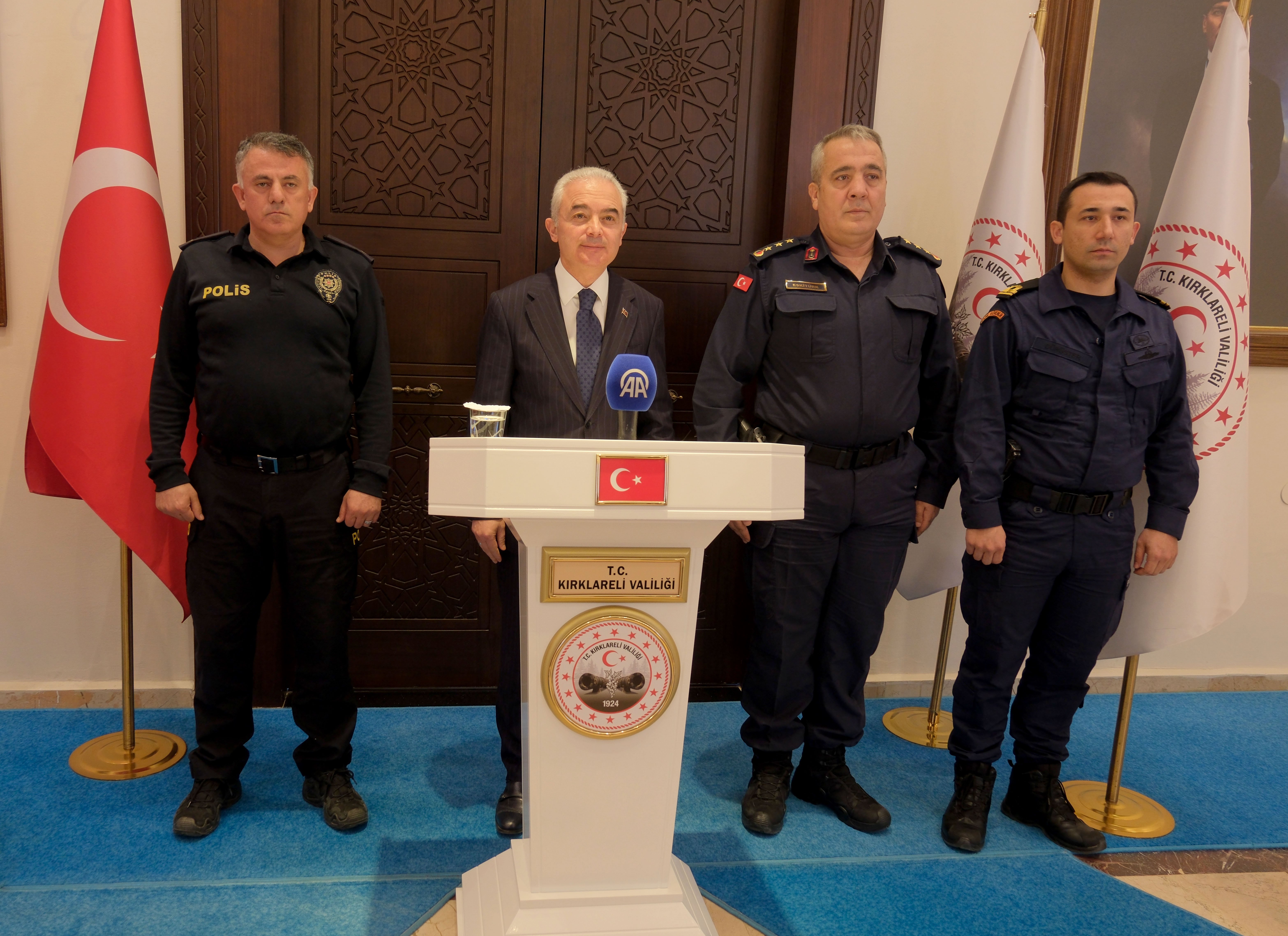 Kırklareli'nde geçen ay insan kaçakçılığı yaptıkları iddiasıyla yakalanan 13 organizatör tutuklandı