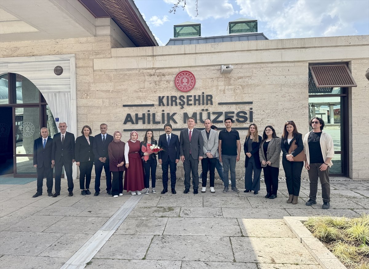 Kırşehir'de gönüllü üniversite öğrencileri, kenti yerli ve yabancı ziyaretçilere tanıtıyor