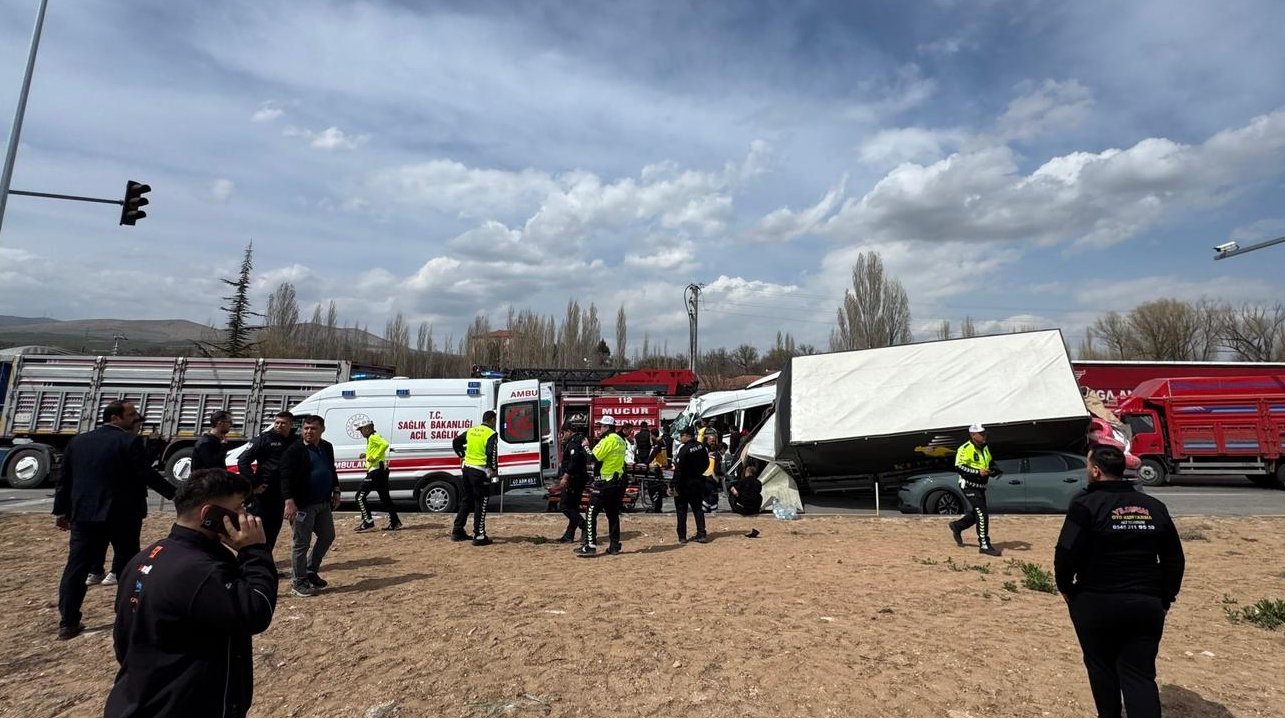 Kırşehir'de kamyonet ile otomobilin çarpıştığı kazada 5 kişi yaralandı