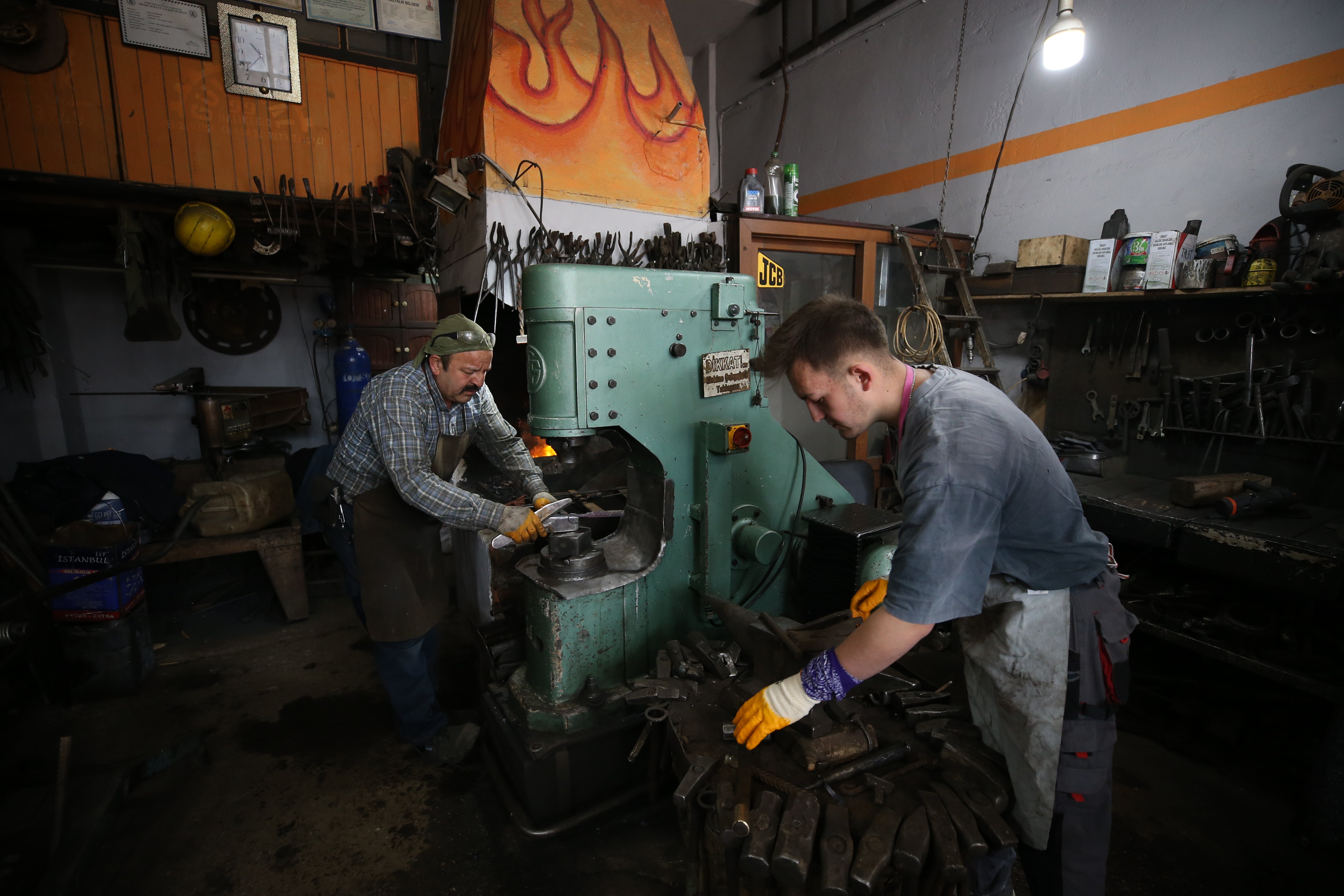 Kuşaktan kuşağa örs başında demir dövüyorlar