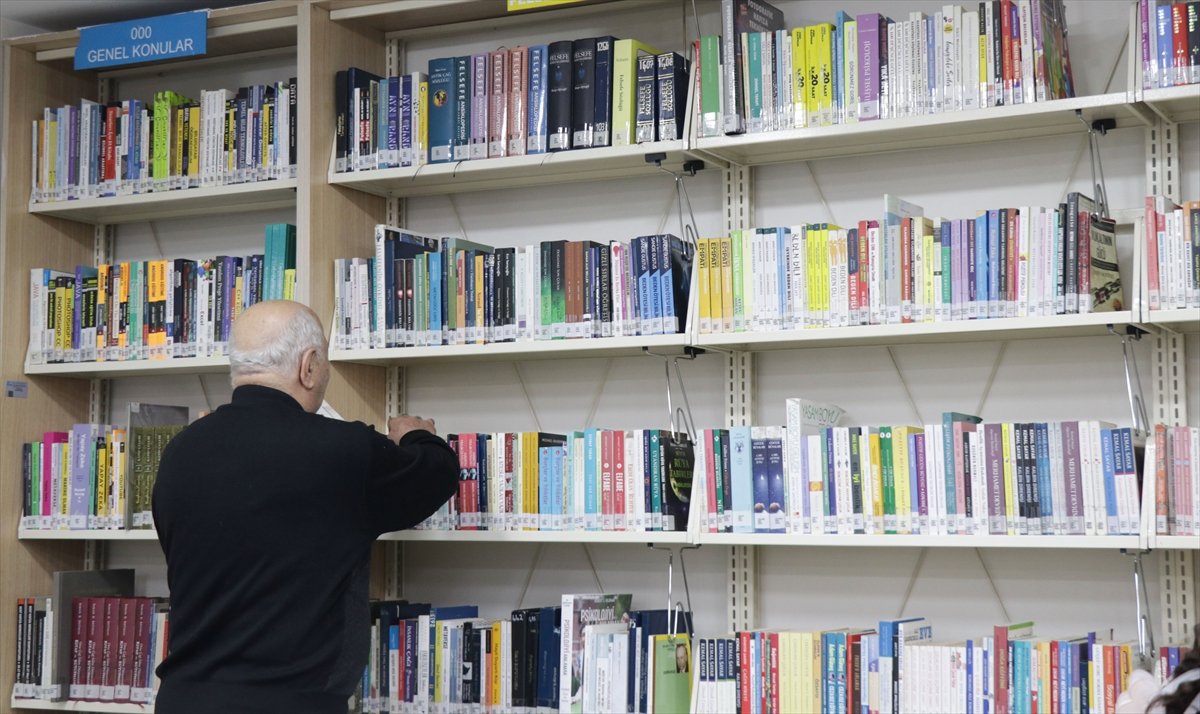 Kütüphane müdavimi emekli öğretmen, okuma tutkusuyla örnek oluyor
